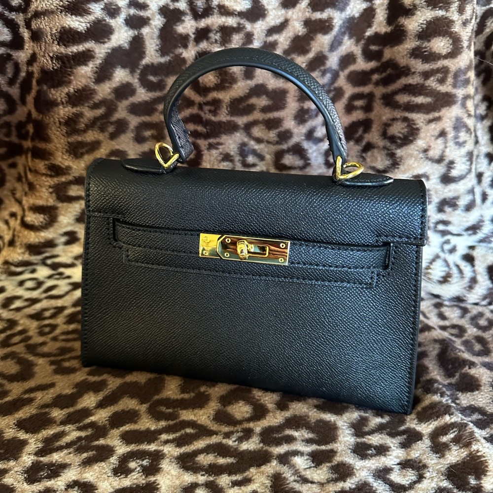 😎Elegant Black Mini Bag with Structured Design😎